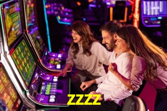 Escena dinámica inspirada en casino con iluminación zzzz, cartas, fichas e íconos de juegos digitales en un espacio moderno de juegos.